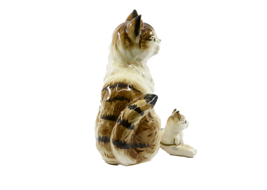 Mother Cat w 2 small kittens - Figurine